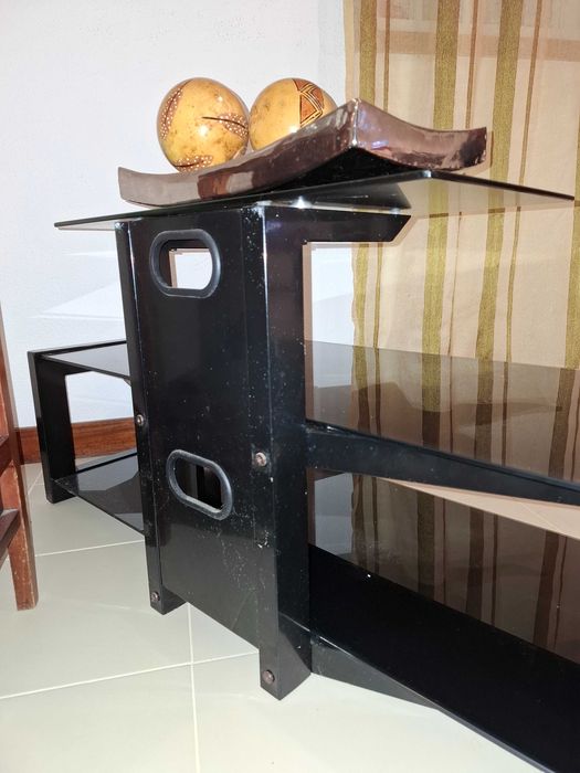 Movel baixo de televisão em vidro preto