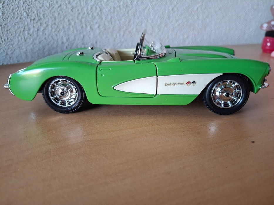 Chevrolet Corvette (1957) da Bburago na escala 1:24