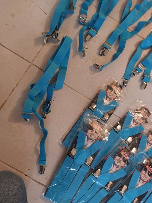 Vendo conjunto de 14 suspensórios em azul turquesa