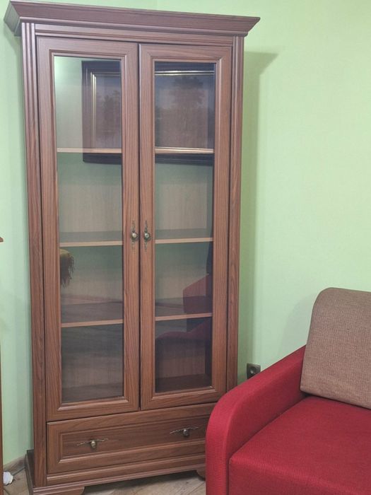 Szafa przeszklona witryna