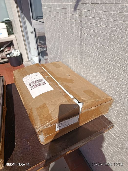 Cabideiro e sapateiro, mesa criado mudo.