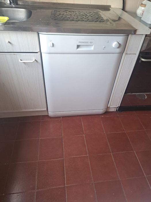 Máquina de lavar loiça marca Princess praticamente nova