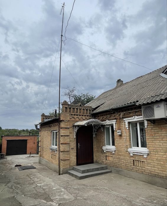 Продаж будинку з гаражем, госп. спорудами та земельною ділянкою!