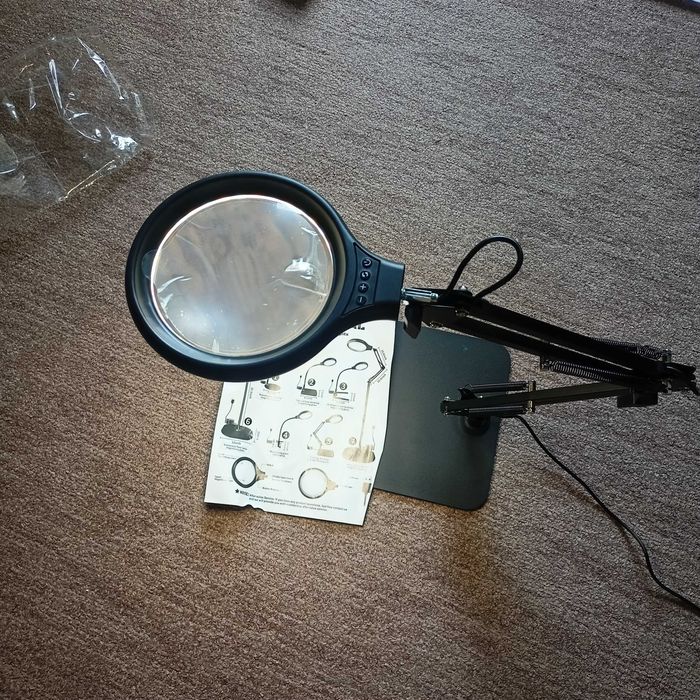 Lampa powiększająca z oświetleniem LED