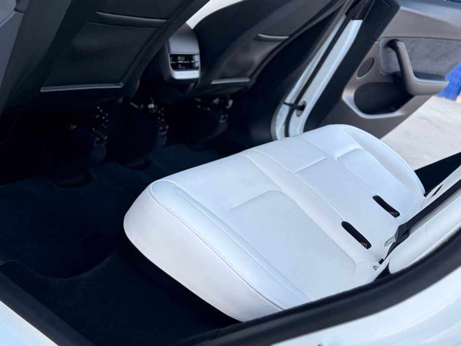 Tesla Model Y 2024 року