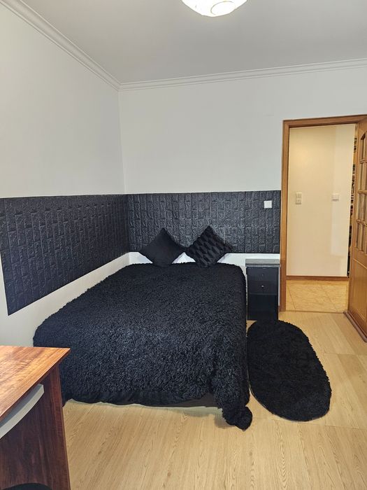 Alugo quarto espaçoso mobilado com tv e varanda