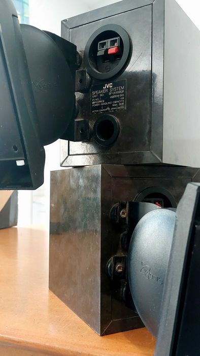 Par de mini colunas JVC com suportes de parede Vogel's