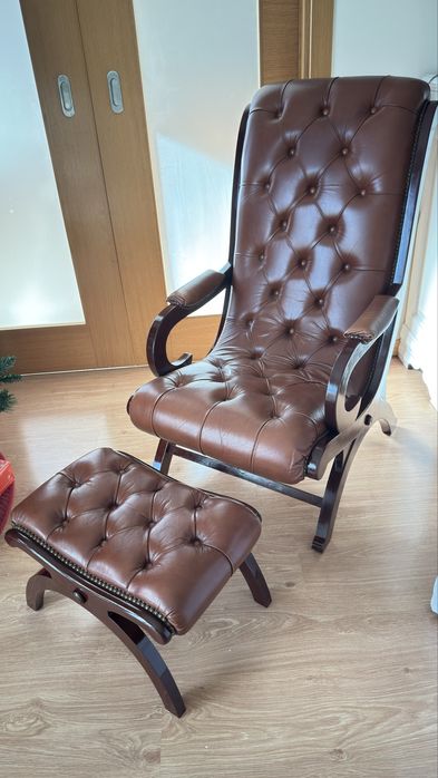Cadeirão e repousa pés em couro capitonê em excelente estado