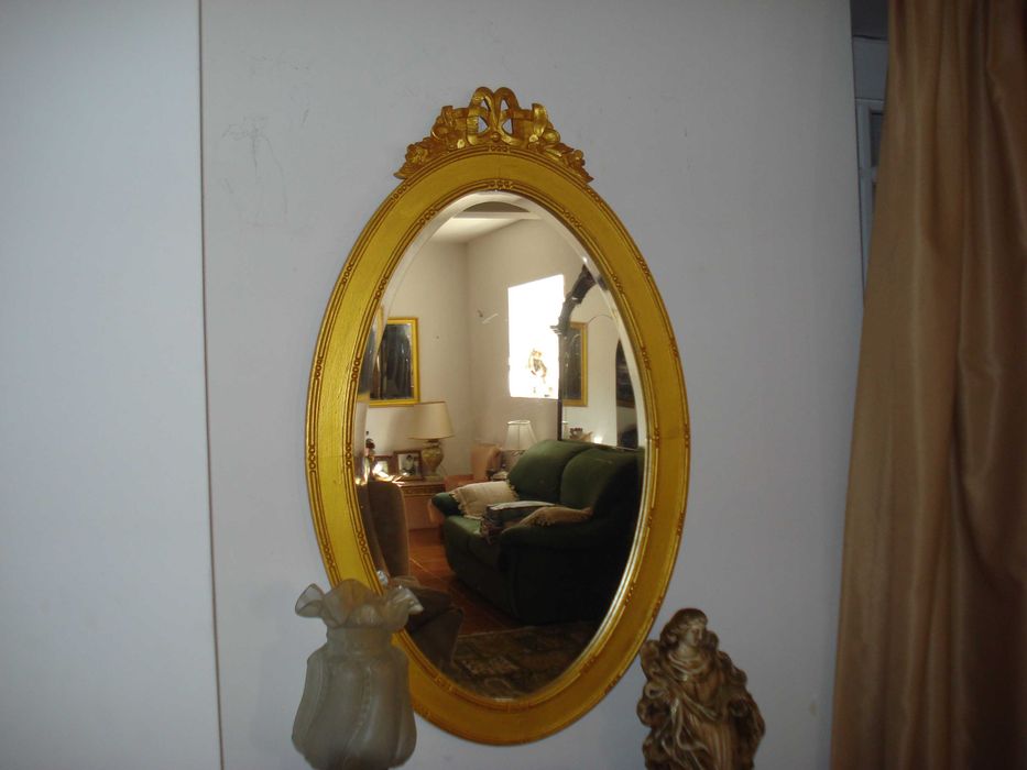 Pag. em dinheiro. Para decoração, Espelho ovalado em talha dourada