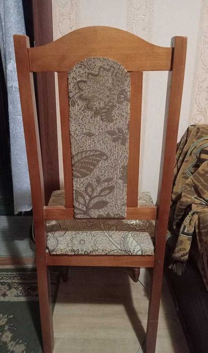 Стул деревянный, красивая оббивка