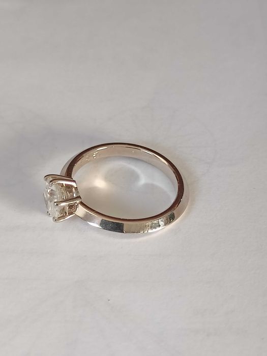 Złoty pierścionek 585 z brylantem 1. 01ct (certyfikat )wzór Tiffany