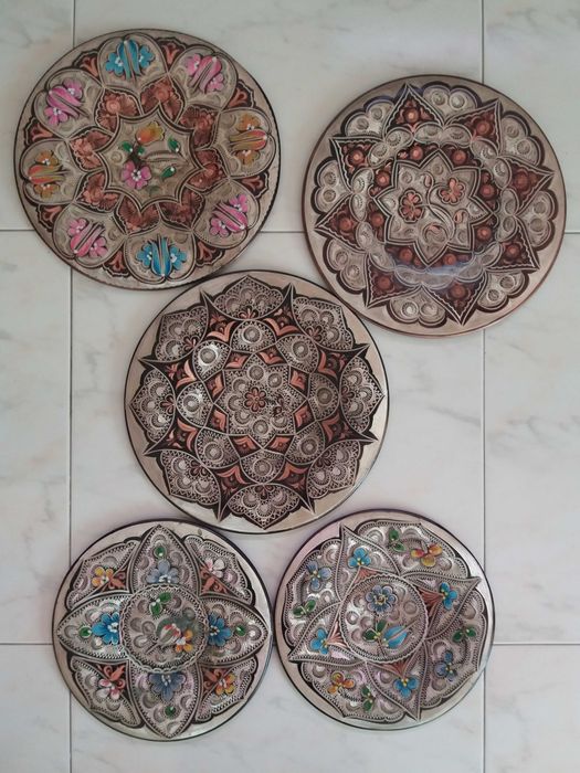 Pratos decorativos em cobre pintado