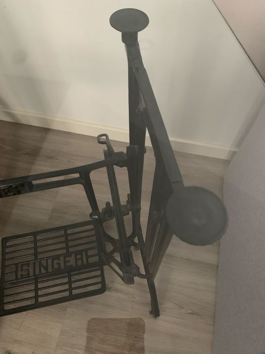 Mesa Singer em ferro e tampo de vidro temperado