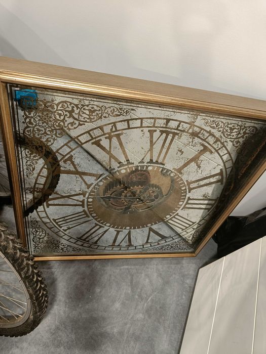 Relógio de parede com mecanismo. Mede cer a de 75cm x 75cm