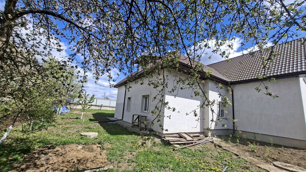 Продаж житлового будинку 220м². Ділянка 7сот.Котедж.Комунікації. Ремонт. Івано-Франківськ.Терміново