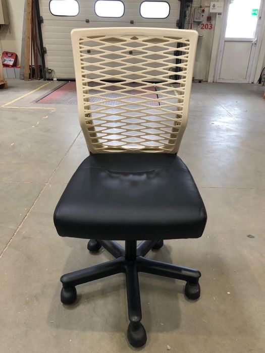 Stylowy kremowyfotel biurowy, eko skóra, -50%, outlet, ostatnie sztuki