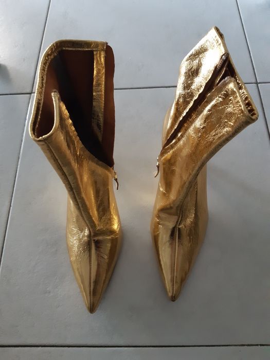 Bota em pele cor dourada