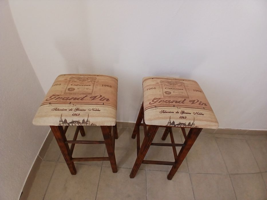 Bancos altos de madeira com tampo forrado