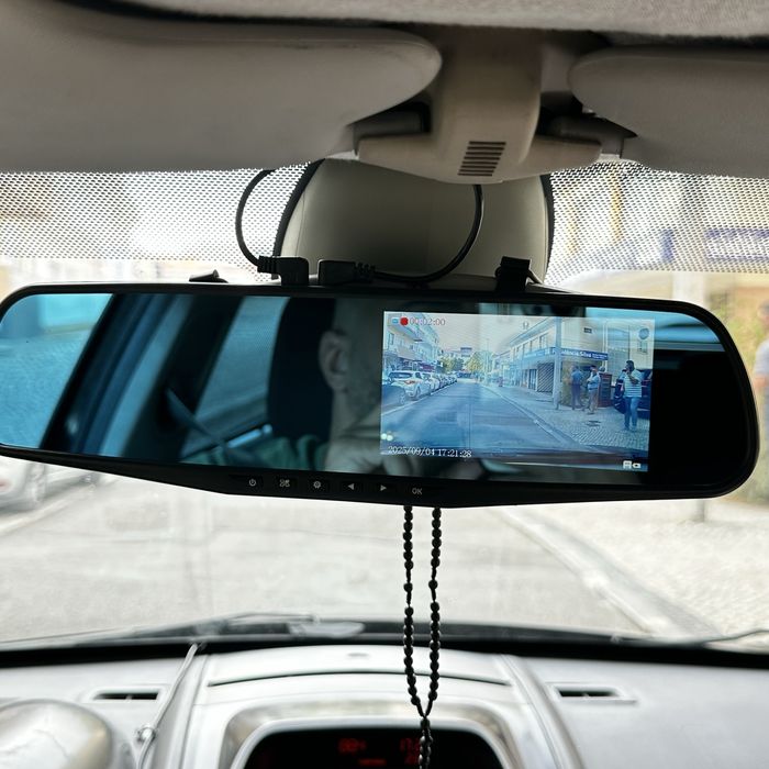 Espelho retrovisor com câmera frontal