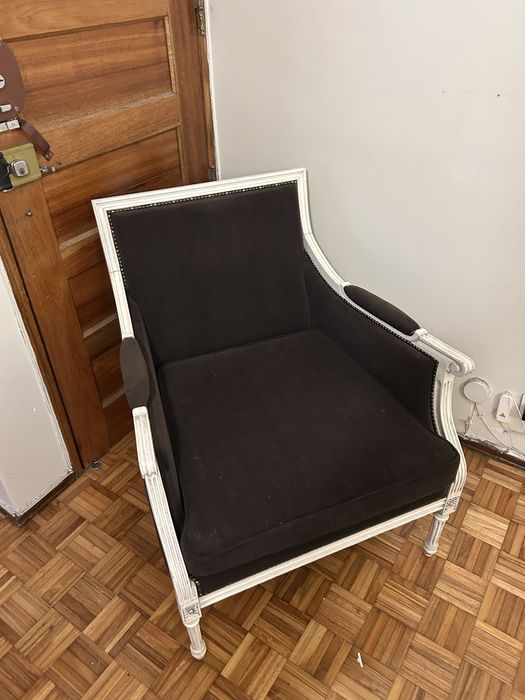 Poltrona em madeira com estofo