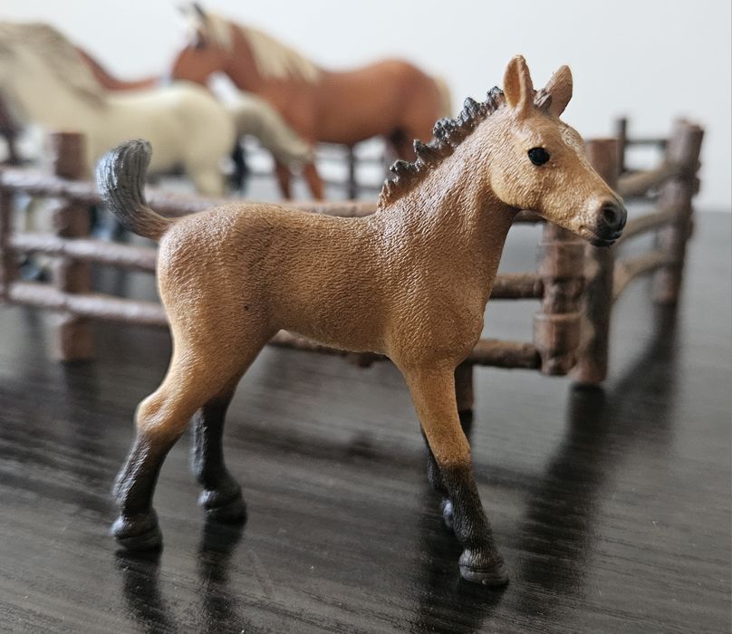 Collecta. Zagroda dla koni. 3 figurki koni . 1 źrebak schleich.