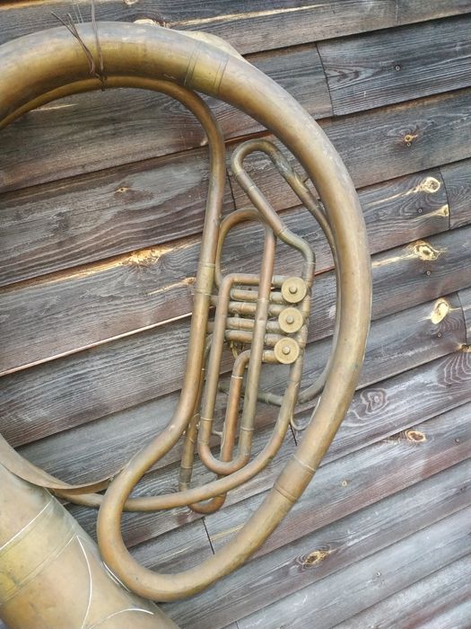 Duży retro mosiężny róg waltornia dekoracja rekwizyt do sesji zdjęciow