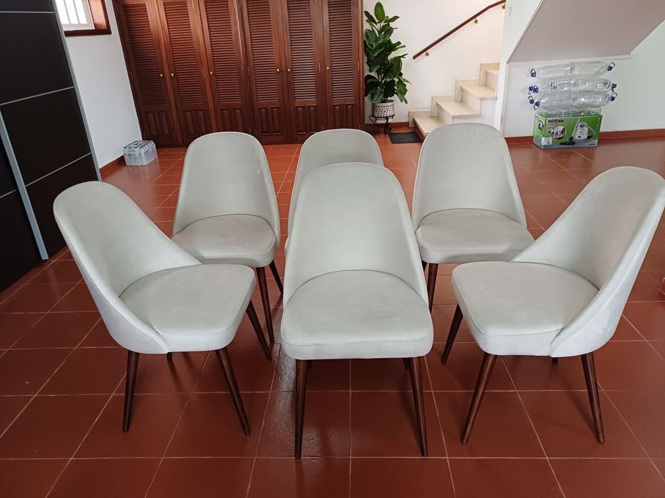 6 cadeiras completamente novas e sem uso.
