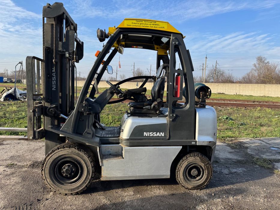 Вилковий газовий навантажувач NISSAN