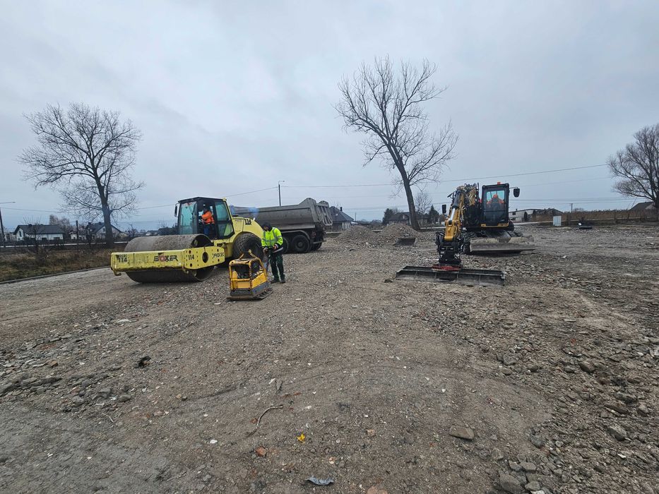 Układanie kostki przemysłowej podwórka sadownicze drogi parkingi