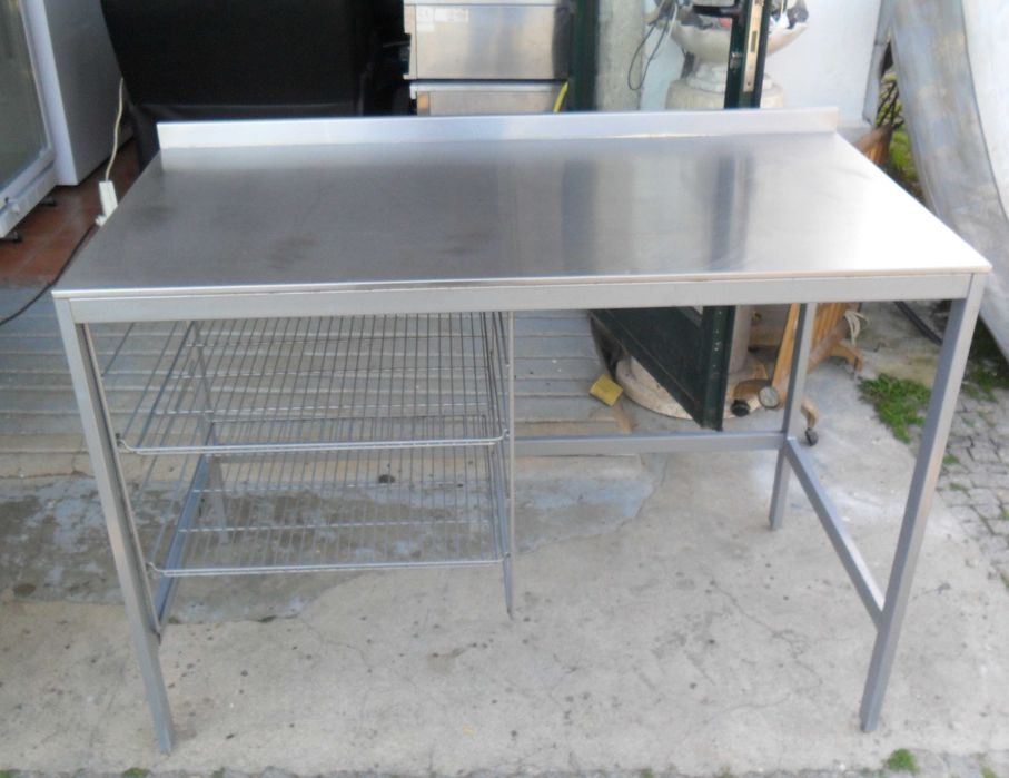 Bancada inox com prateleiras em rede