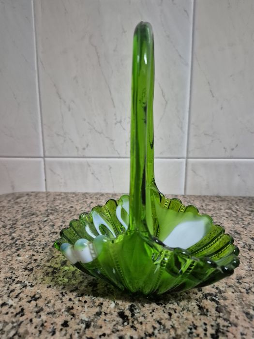 Cesto em vidro verde e branco