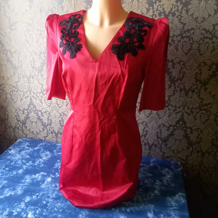 czerwona elegancka sukienka orsay z haftami