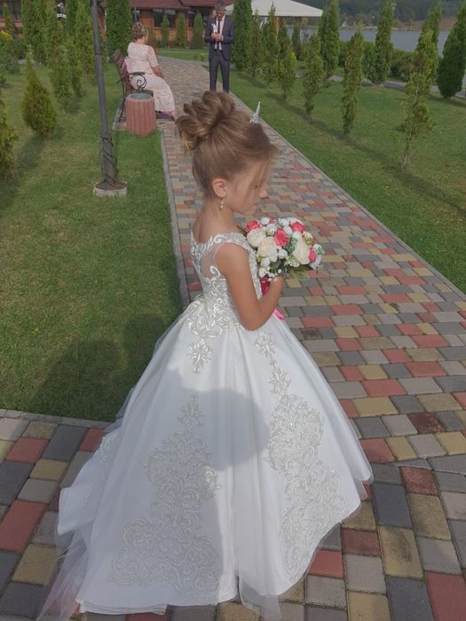 Продам сукню .Одягали 1 раз .Шили під замовлення з шлейфом