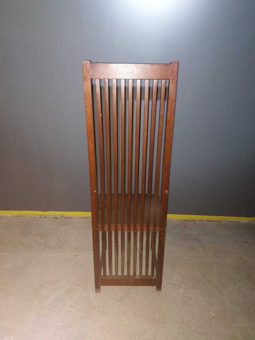 Комплект дерев'яних стільців та столів