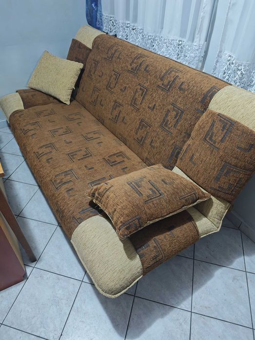 Komplet wypoczynkowy – sofa + 2 fotele + 2 pufy