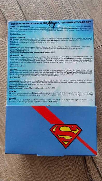Zestaw superman Aura pianka do mycia ciała balsam do ust latarka
