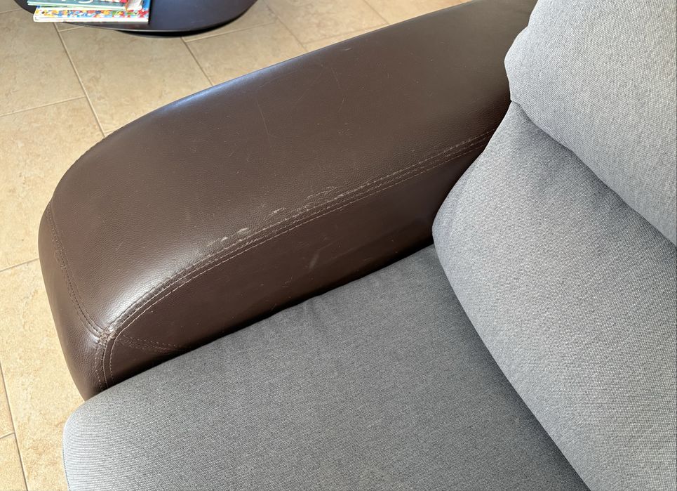 Sofá de canto, com chaise longue / cinza e castanho