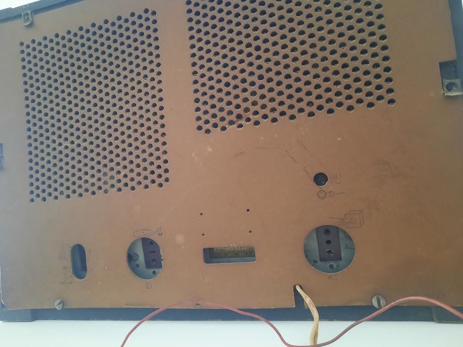 Rádio antigo a válvulas Siera