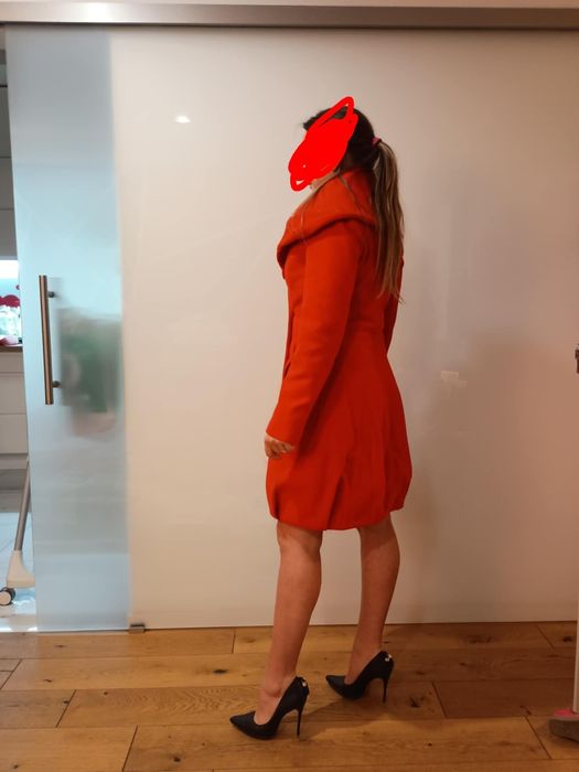 Mega stylowy, podkreślajacy figurę czerwony płaszcz jesienny  XS