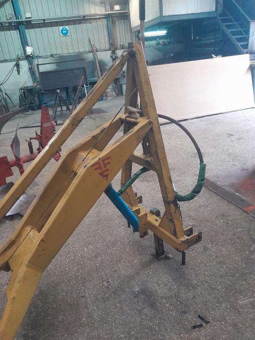 Pá com forquilha hidráulica