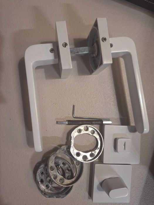 Białe klamki drzwiowe 4 lub 6 szt