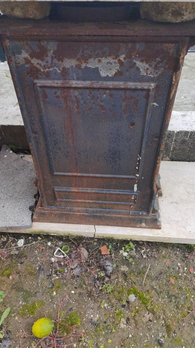 Lareira / salamandra antiga em ferro 70.5 altura 53 largura