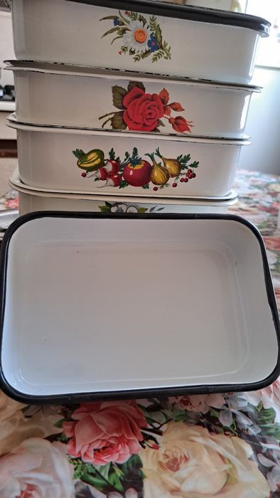 Банки 3л, 2л. Ложки мельхиор, Судочки. Косточкоудалитель.