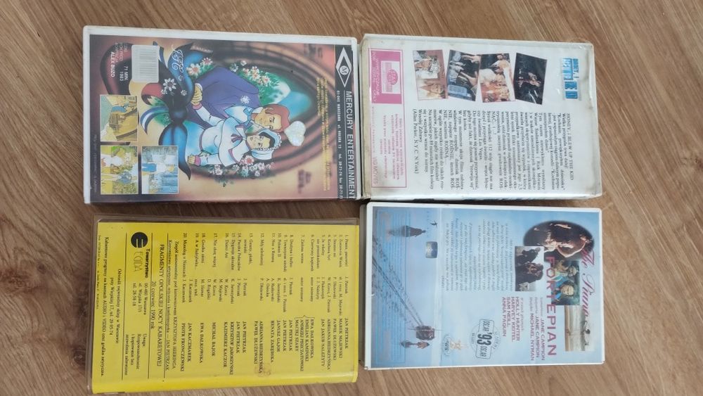 4 kasety VHS state