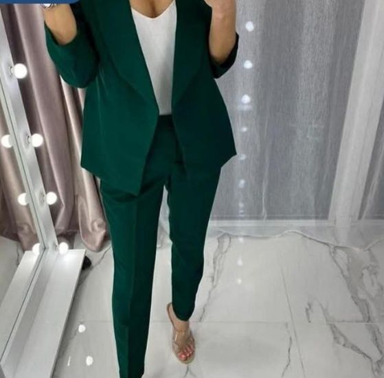 Брючний костюм смарагдовий.