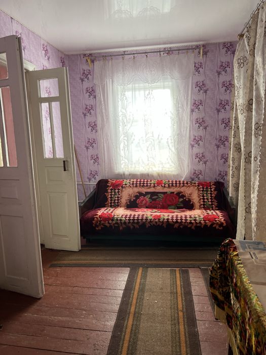 Продам будинок в центрі села.
