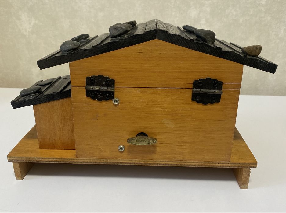 Вінтажна музична скринька-шкатулка Швейцарське шале з балериною