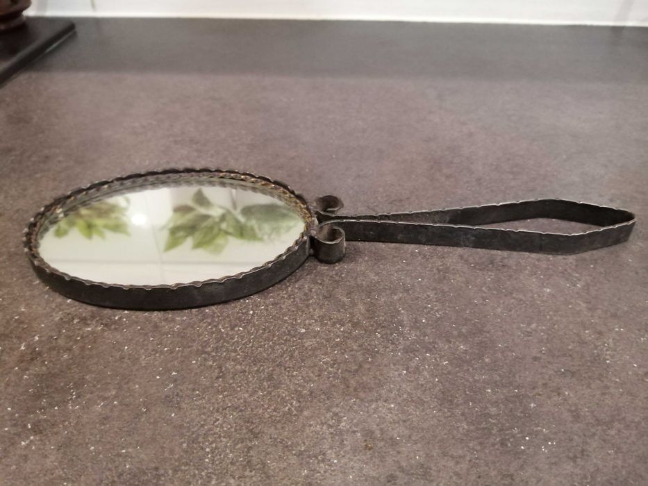 Lusterko z rączką - metaloplastyka PRL