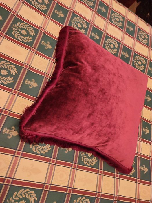 Almofada em veludo de cristal grená e franjas - NOVO