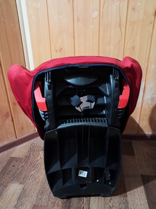 Дитяче автокрісло Bébé Confort Iseos T.T. (9–18 кг).